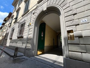 Exterior detail - Pinti Apartment: Your Florentine Home near Duomo (Firenze)