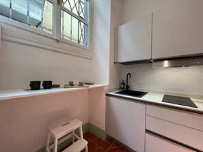 Fridge, microwave, stovetop, coffee/tea maker - Pinti Apartment: Your Florentine Home near Duomo (Firenze)
