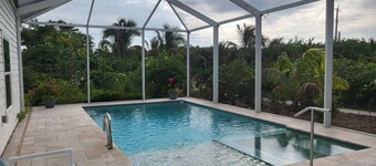 Charming 1-bedroom apartment in Bokeelia with WiFi, AC, pool & heated spa