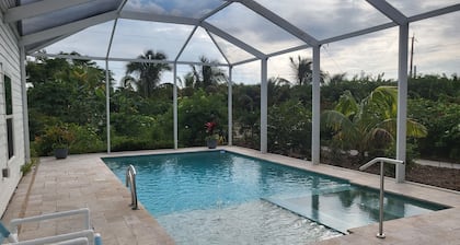 Charming 1-bedroom apartment in Bokeelia with WiFi, AC, pool & heated spa