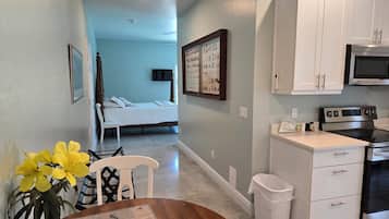 1 habitación, tabla de planchar con plancha, wifi y ropa de cama