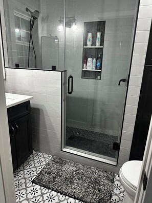 シャワー、ヘアドライヤー、タオル、石鹸