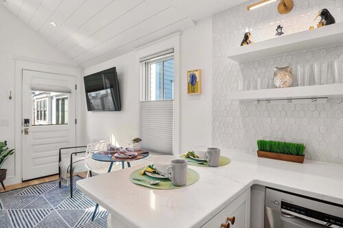 Studio with short walk to Beach, Shopping, and Dining!