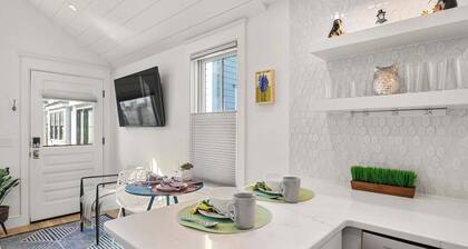 Studio with short walk to Beach, Shopping, and Dining!