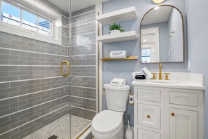 Dusche, Haartrockner, Handtücher, Shampoo