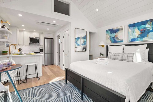 Studio with short walk to Beach, Shopping, and Dining!