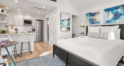 Studio with short walk to Beach, Shopping, and Dining!