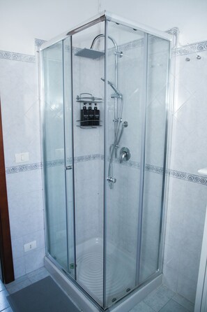 Een douche, een haardroger, een bidet, handdoeken