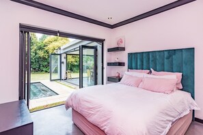 Ropa de cama hipoalergénica y tabla de planchar con plancha 