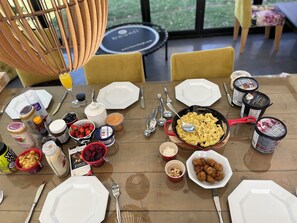 Desayuno a la carta todos los días (con cargo)