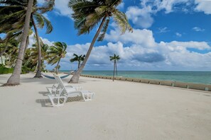 En la playa, camastros y toallas de playa 