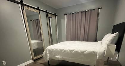 Welcoming 3-bedroom house with WiFi in Edmonton and smart tv per room.