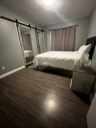 Welcoming 3-bedroom house with WiFi in Edmonton and smart tv per room.
