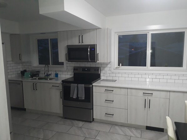 Refrigerador, microondas, horno y parrilla de estufa 