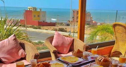 Well-located apartment in the heart of the VILLAGE, 400 metres from the sea