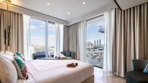 Een moderne hotelkamer met een groot bed en een uitzicht op de stad, met stadszicht door het raam.
