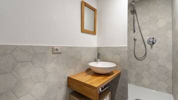 Dusche, Haartrockner, Bidet, HandtĂŒcher