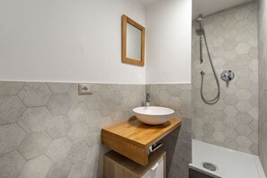 Dusche, Haartrockner, Bidet, Handtücher