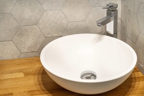 Doccia, asciugacapelli, bidet, asciugamani