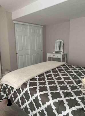 1 habitación, escritorio, tabla de planchar con plancha y cuna de viaje