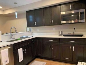 Frigorífico, microondas, placa de cocina y lavavajillas