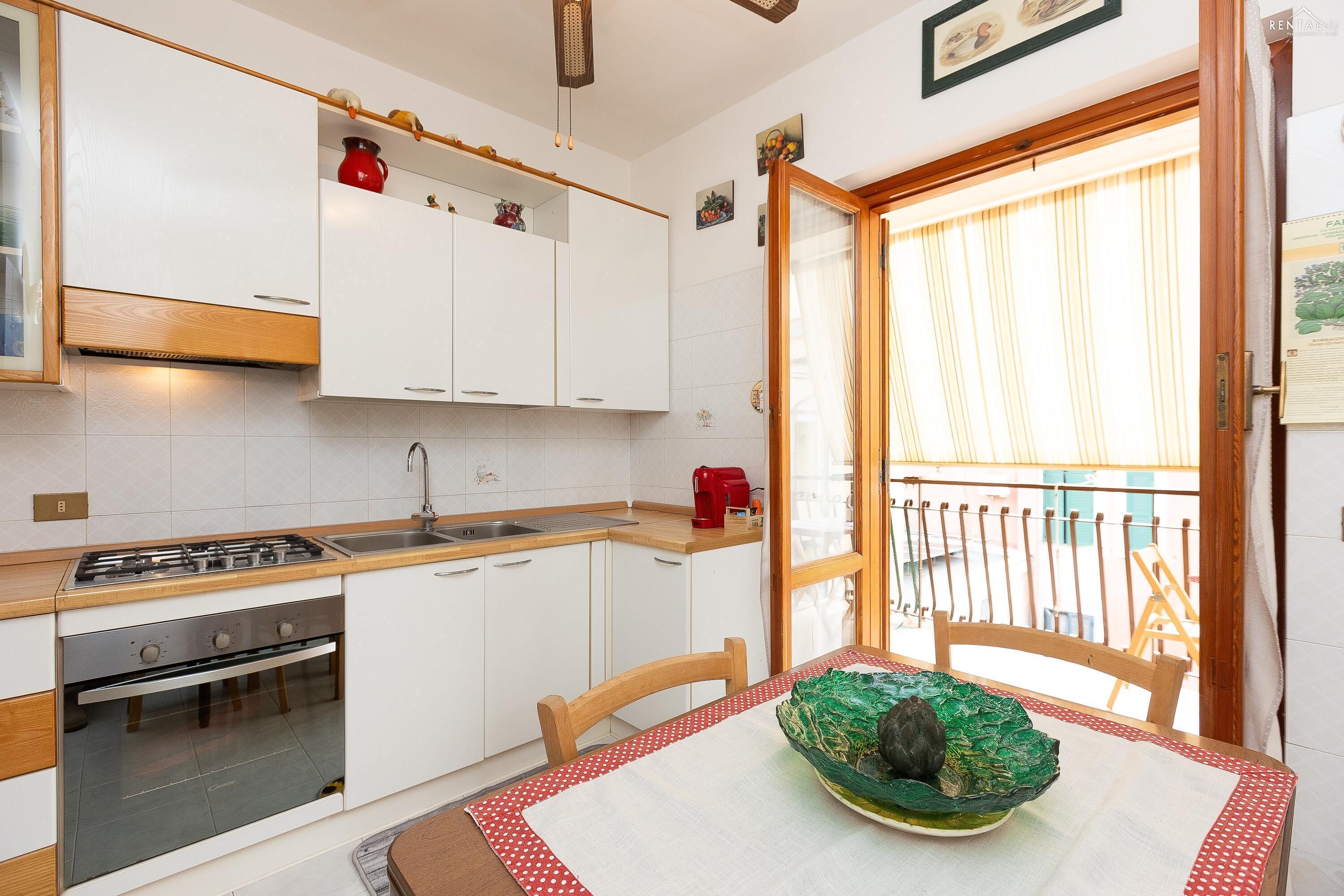 Réfrigérateur, micro-ondes, plaque de cuisson, cafetière/bouilloire