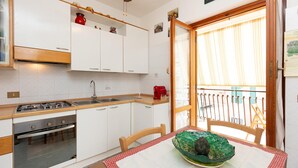 Coffee/tea maker, fridge, microwave, stovetop - Apartment in Via Genova in Ladispoli a few steps from the sea and train station (Ladispoli)