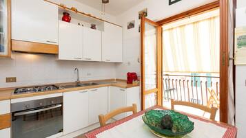 Réfrigérateur, micro-ondes, plaque de cuisson, cafetiÚre/bouilloire