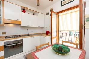 ثلاجة، ميكروويف، موقد طهي مسطح، ماكينة لصنع القهوة/الشاي