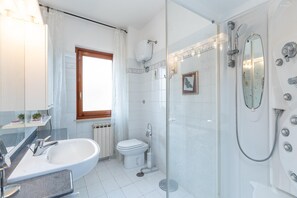 Shower, hair dryer, bidet, towels - Apartment in Via Genova in Ladispoli a few steps from the sea and train station (Ladispoli)