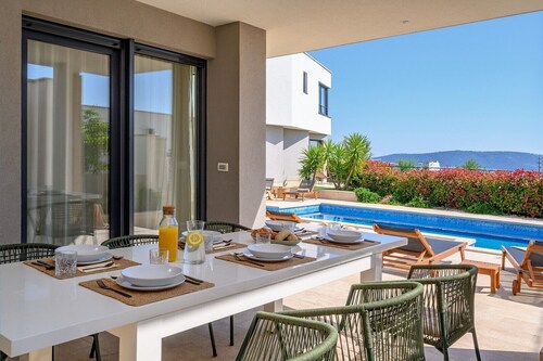 Villa Adris – Une oasis luxueuse avec piscine chauffée, salle de sport et sauna