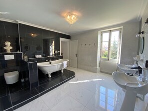 Royal Suite, Pool View | Bathroom | Hair dryer, soap - Château d'Argentonesse (Castels et Bézenac)