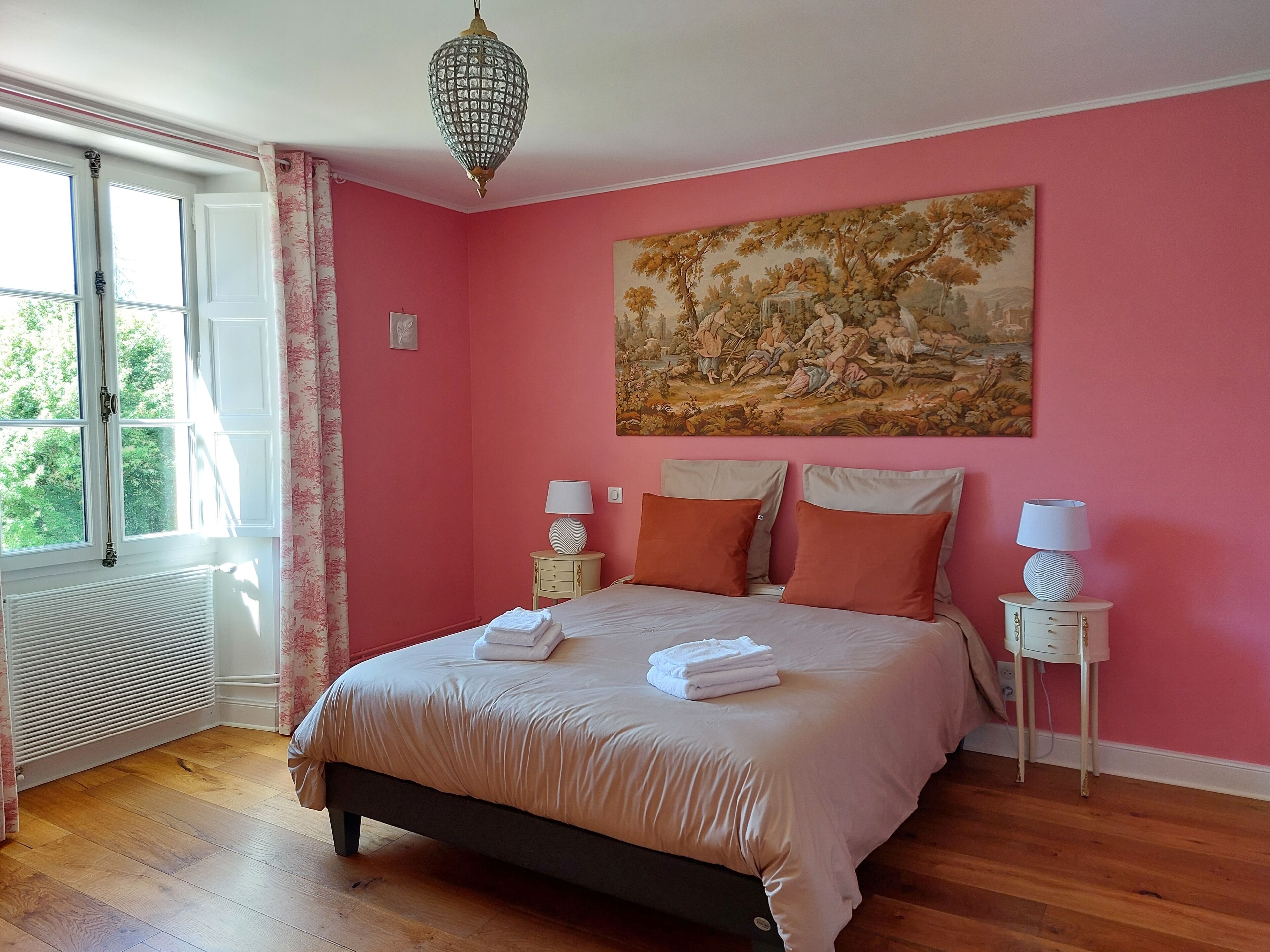 Phòng phong cách lãng mạn, quang cảnh hồ bơi | Bộ đồ giường cao cấp, nệm Select Comfort, trang trí khác biệt 