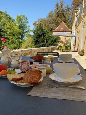 Daily continental breakfast (EUR 15 per person) - Château d'Argentonesse (Castels et Bézenac)