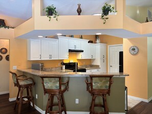 Frigorífico, horno, placa de cocina y lavavajillas