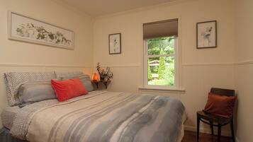 2 bedrooms, desk, iron/ironing board, travel crib