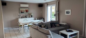 Smart-TV, DVD-Player, Tischtennisplatte