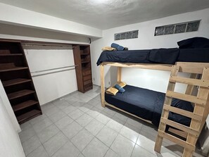 2 室のベッドルーム、アイロン / アイロン台、WiFi、ベッドシーツ