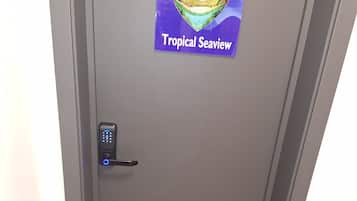 Chambre Double Économique, 1 très grand lit, vue ville | Coffres-forts dans les chambres, bureau