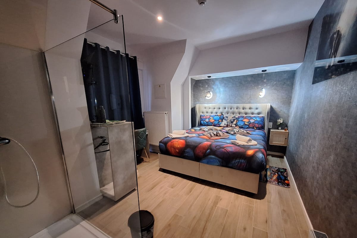 Club Double Room | In-room safe, desk, laptop workspace, blackout drapes