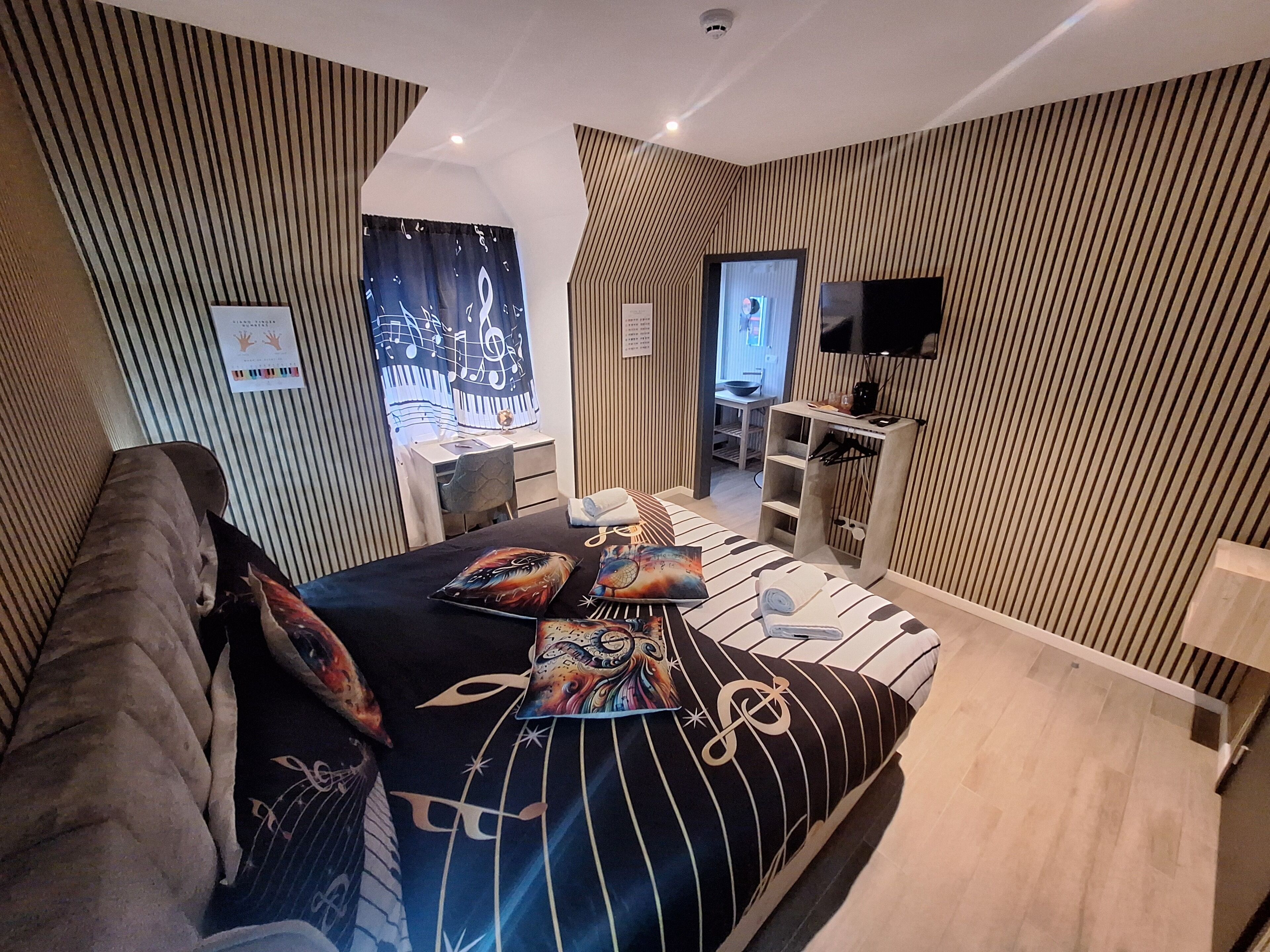 房內夾萬、書桌、手提電腦工作空間、遮光窗簾/窗簾