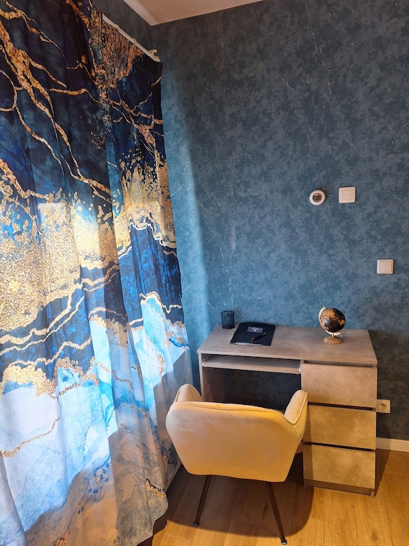 Studio Suite Deluxe, quang cảnh vườn | Két bảo mật tại phòng, màn/rèm cản sáng, phòng cách âm