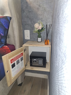 Chambre économique double, 1 très grand lit, vue sur la ville | Coffre-fort, bureau, espace de travail pour ordinateurs portables