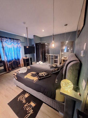 Quarto casal luxo | Cofres nos quartos, escrivaninha, espaço de trabalho para notebook. Waregem Hotel A