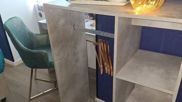 Habitación económica doble, 1 cama de matrimonio grande, vistas a la ciudad | Caja fuerte, cortinas opacas, sistema de insonorización