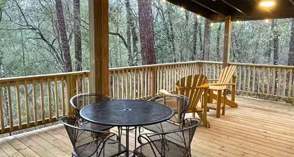 Quiet, Creekside Home with Rain Spa Shower, Unplug & Relax