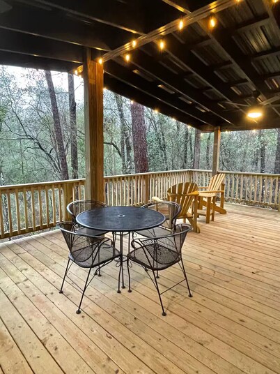 Quiet, Creekside Home with Rain Spa Shower, Unplug & Relax