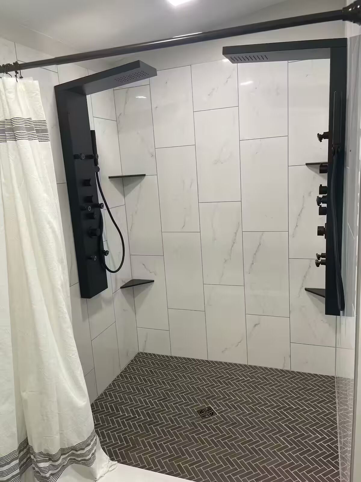 Dusj, hårføner, håndklær og såpe