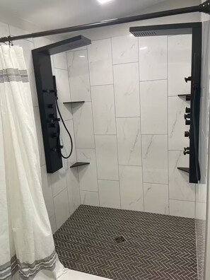 Dusche, Haartrockner, Handtücher, Seife