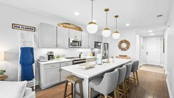 Condo, varias camas (Gulf Place Residences 203) | Cocina privada | Horno y tostadora
